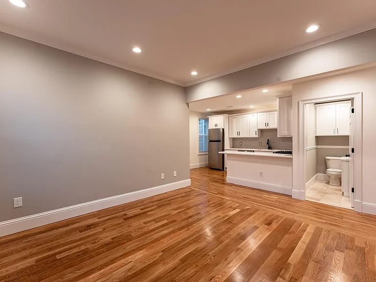 305 W 3rd St #2 — Photo 5