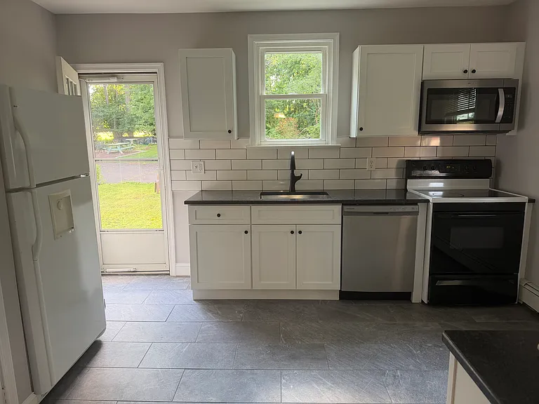 136 N Green St — Photo 3