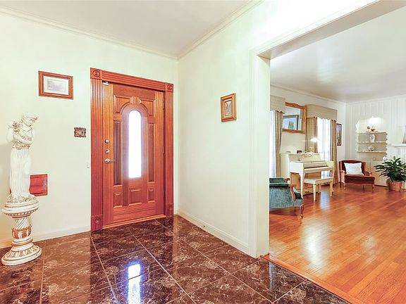 5th image of 3328 Parkwood Dr