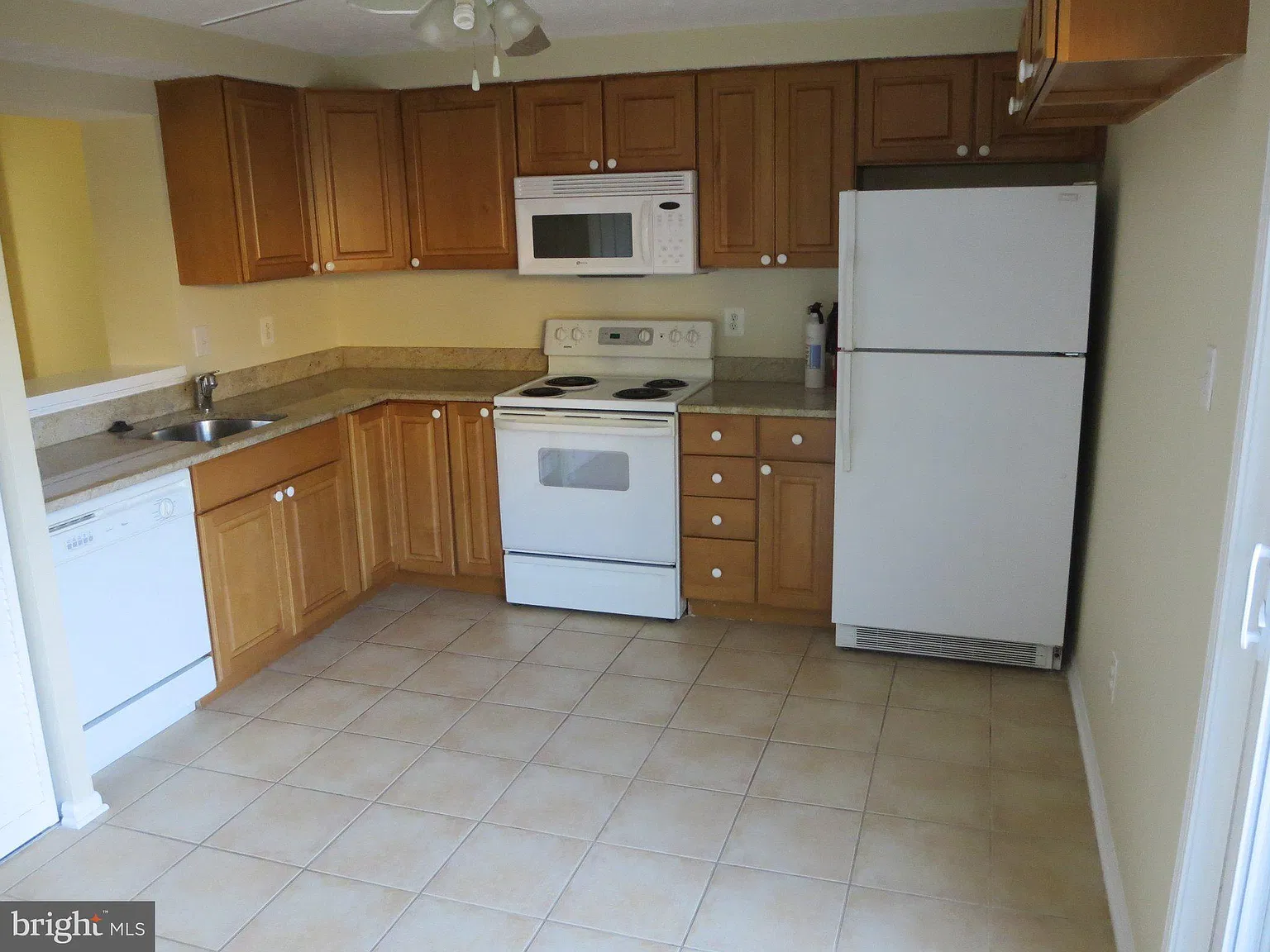 3 bed, 1.5 bath, 1126 sqft, $2,400 — Photo 2