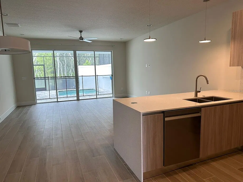 3 bed, 3.0 bath, 1853 sqft, $2,400 — Photo 3
