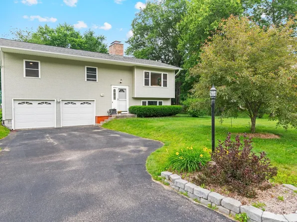 5 Patricia Place, Essex, VT 05452