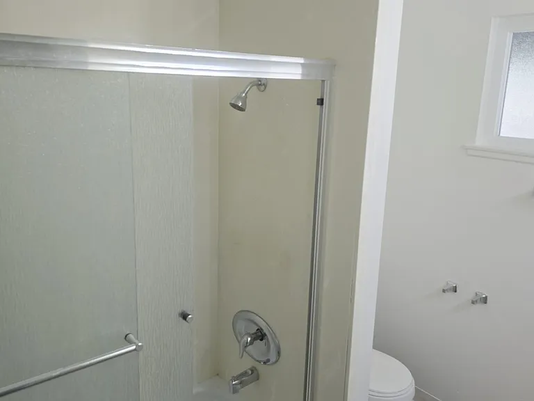 393 N Oak St #F — Photo 7