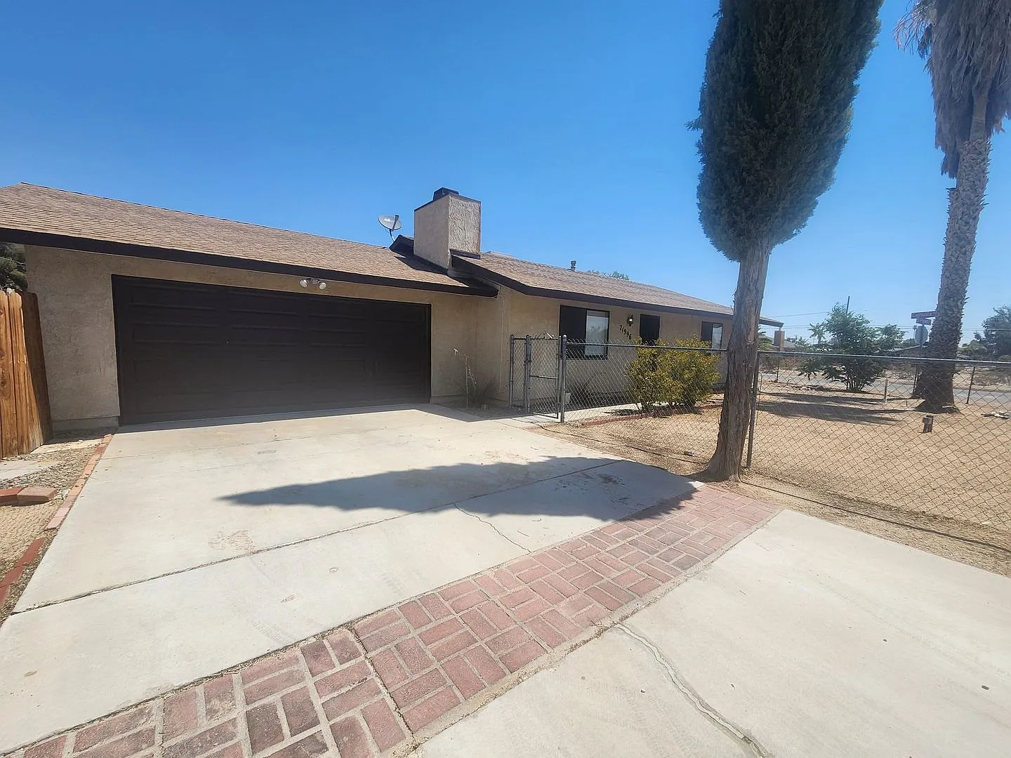 Corner Lot 2 Bedroom w/ 2 Car Garage — Photo 2