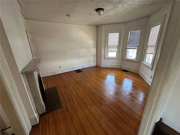 3rd image of 525 Averill Ave