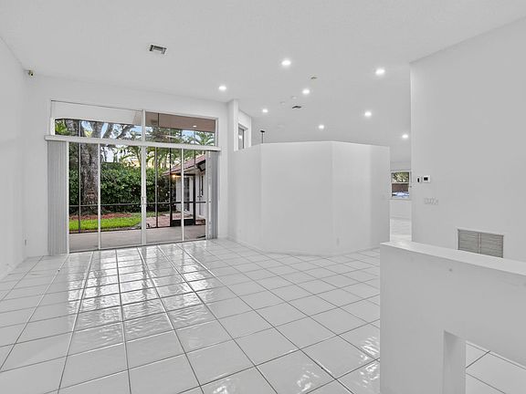 3rd image of 924 Spoonbill Cir