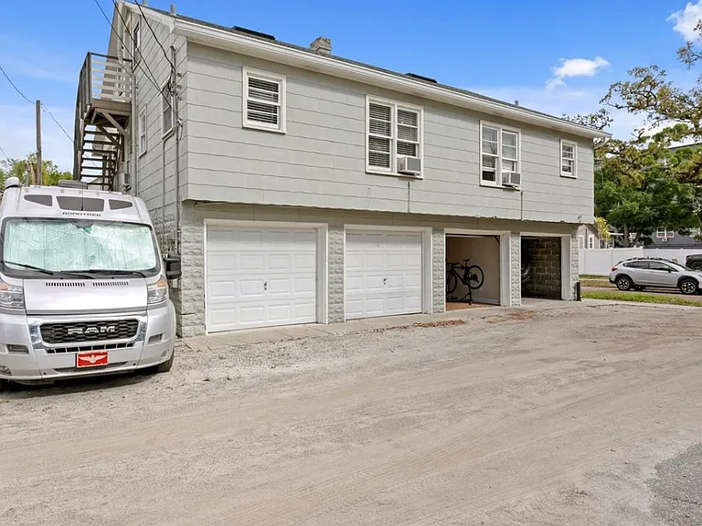 802 Dartmoor St N — Photo 7