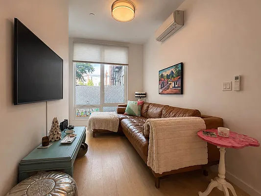 Living room, photo 2