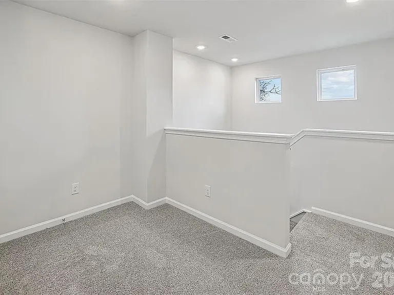 520 Bond St — Photo 12