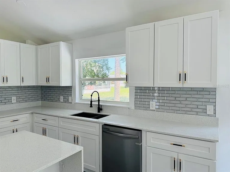 215 Hollowbrook Cir — Photo 10