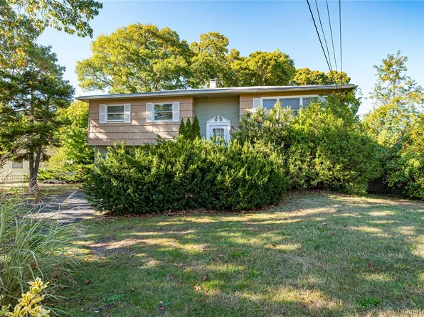 211 Matthews Road, Oakdale, NY 11769
