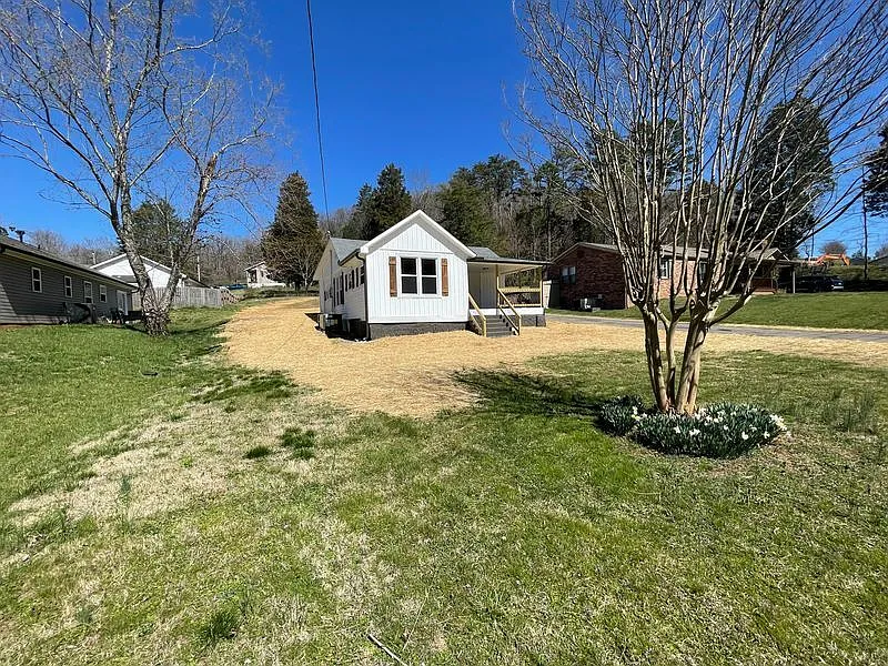 3 bed, 1.0 bath, 990 sqft, $1,700 — Photo 4