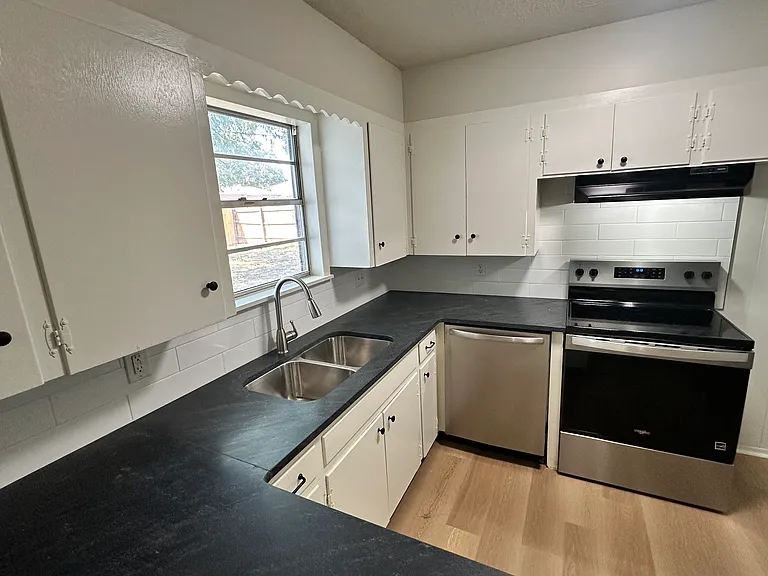 233 Robin Hood Trl — Photo 6