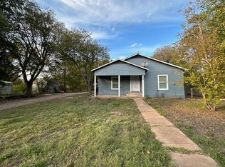904 W 8th St, Bonham, TX 75418