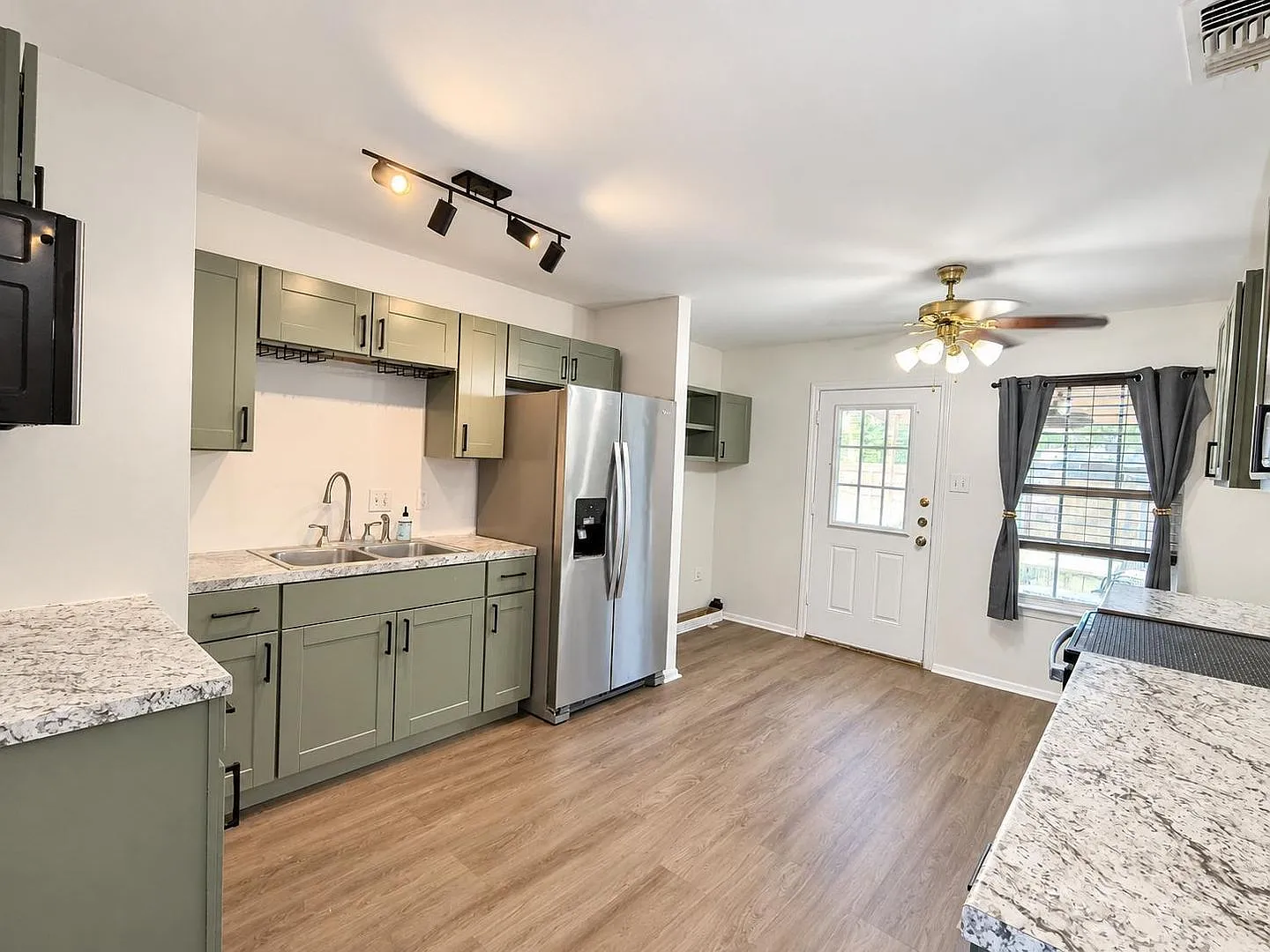 Updated 3 Bed/2 Bath Home - New Flooring & Updated Kitchen Coming Soon! — Photo 2