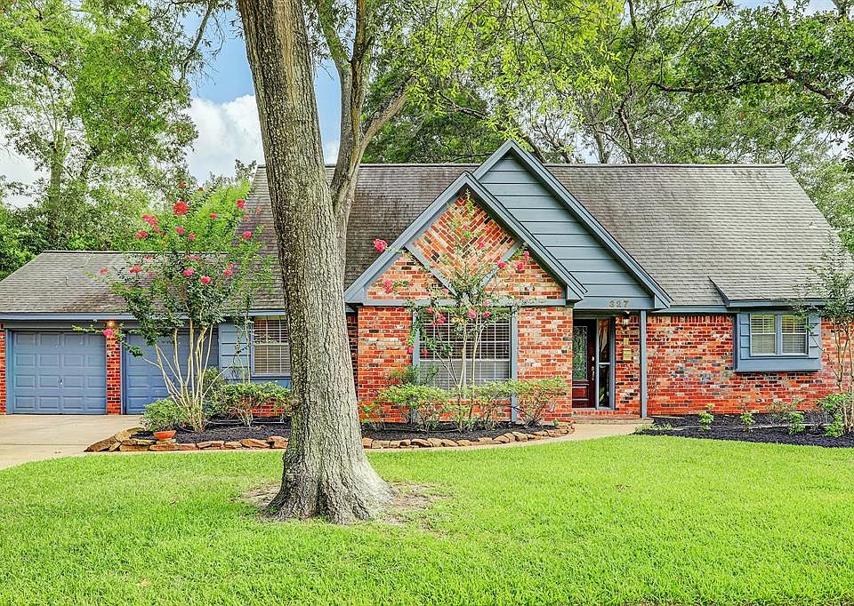 NICELY UPDATED HOME IN EL LAGO OFFERS GREAT LOCATION JUST BLOCKS AWAY FROM THE ELEMENTARY SCHOOL AND A BLOCK AWAY FROM THE COMMUNITY BOAT RAMP, PARK AND TENNIS COURTS!