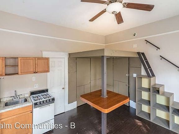 3rd image of 656 Beach Dr NE APT 4
