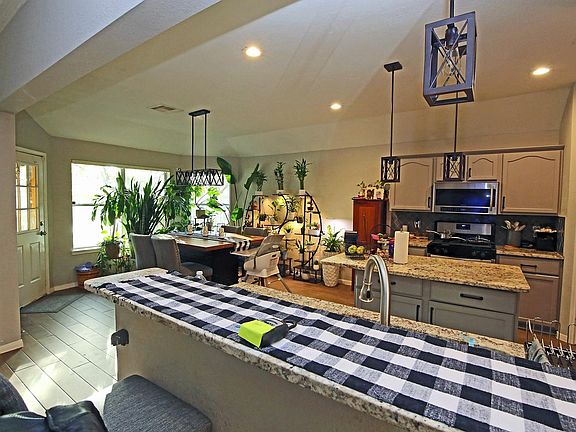 4th image of 907 Riverside Dr