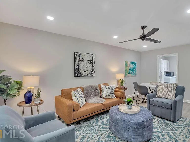 5551 Davis Dr — Photo 2