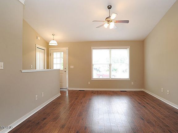 3rd image of 763 Sunset Hills Dr