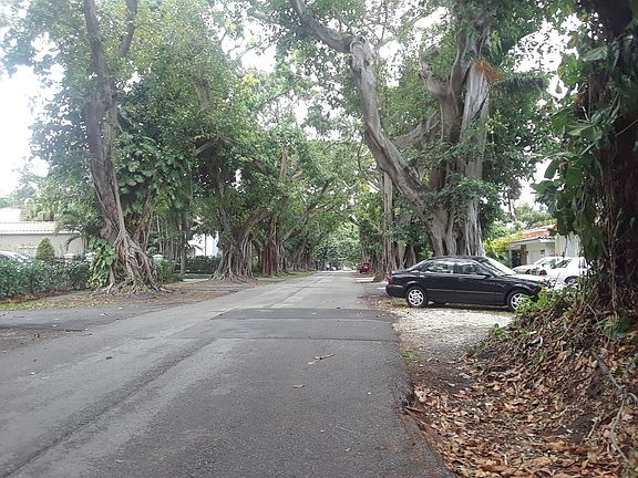 5th image of 1016 Almeria Ave