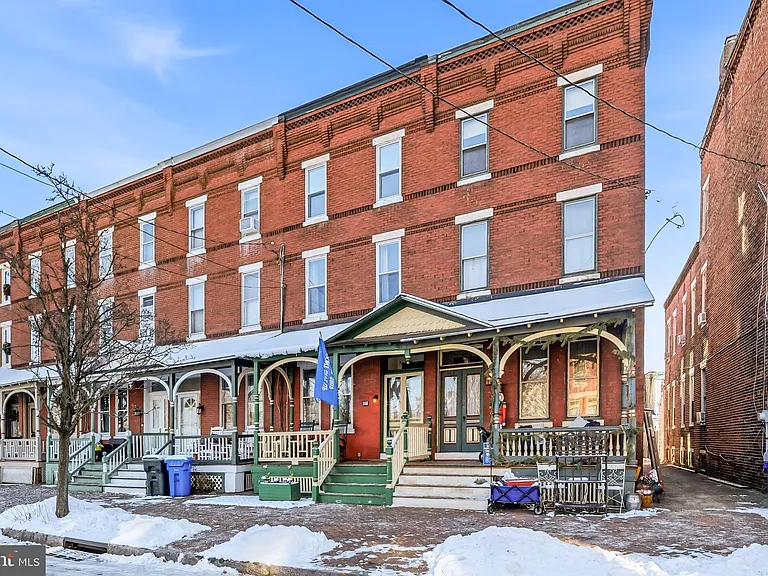 346 E Union St — Photo 2