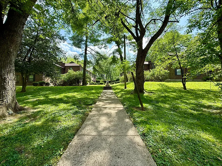2466 Grinstead Dr — Photo 44