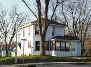 86 Chestnut St, Oconomowoc, WI 53066