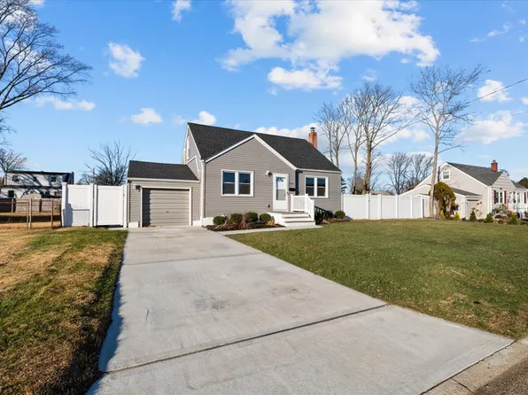 334 11th St, West Babylon, NY 11704