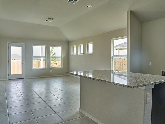 4th image of 221 Gray Wolf Dr
