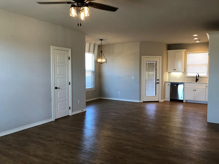2404 Thornberry Ln — Photo 4