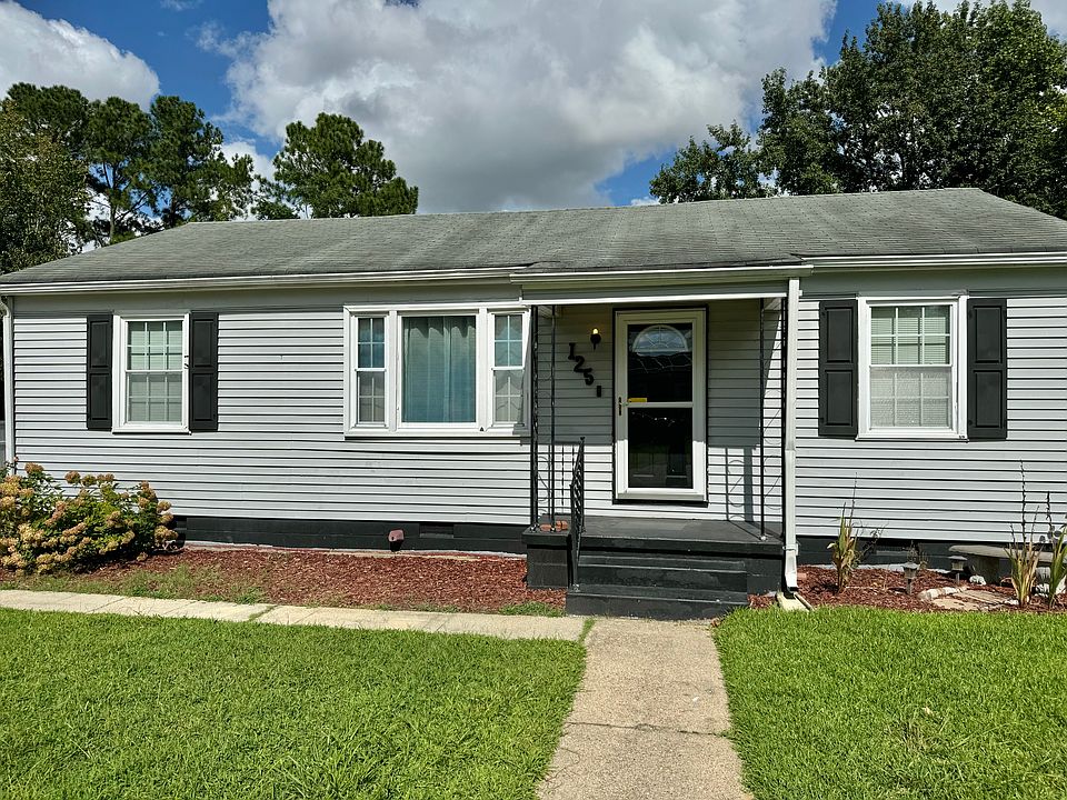 1st image of 125 Green Meadow Dr