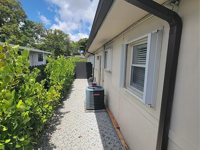 1052 SW 79th Ave — Photo 4