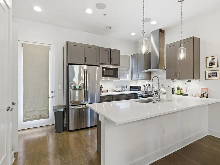 709 Bradford Ave — Photo 2