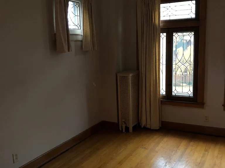 1049 Beaconsfield Ave — Photo 3