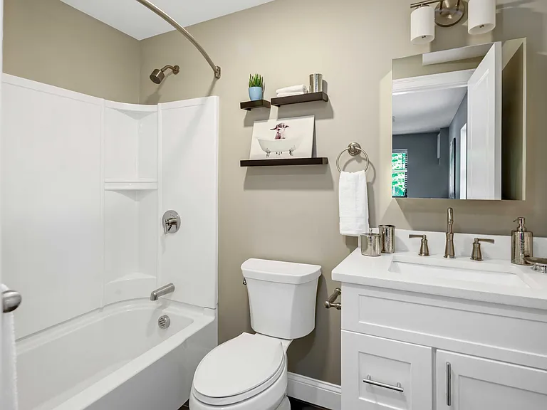 100 Broad St #4 — Photo 3