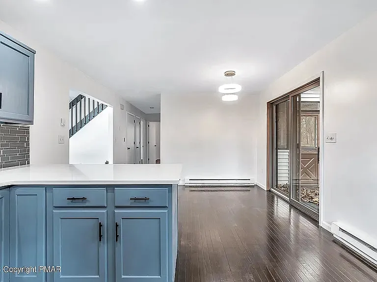1076 Lancaster Dr — Photo 3