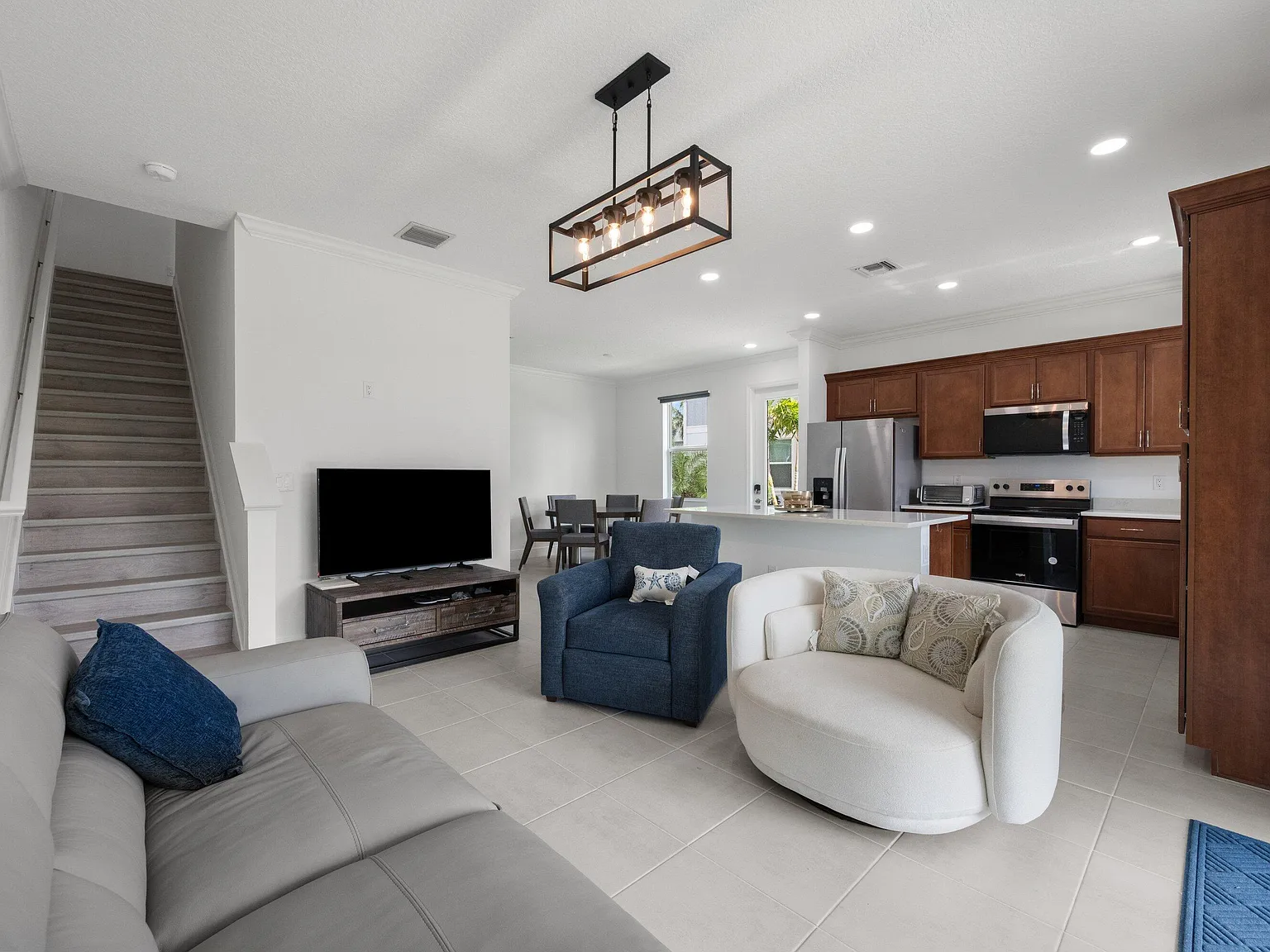 4 bed, 2.5 bath, 1784 sqft, $3,650 — Photo 3