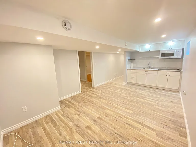 20 Britannia Ave — Photo 4