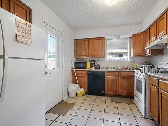 3rd image of 3808-10 Alton St