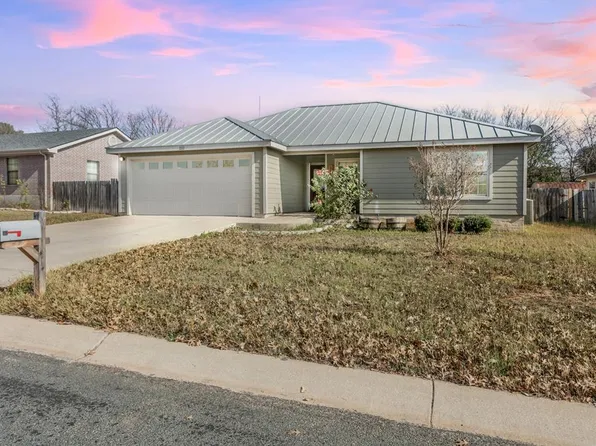 211 Green Oaks Loop, Fredericksburg, TX 78624