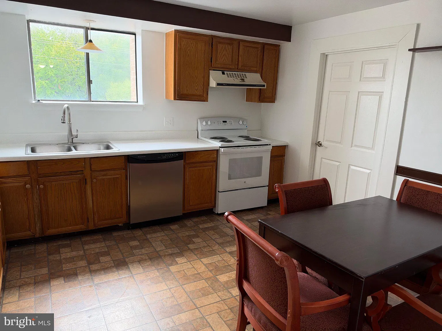 3 bed, 2.0 bath, 900 sqft, $3,000 — Photo 3