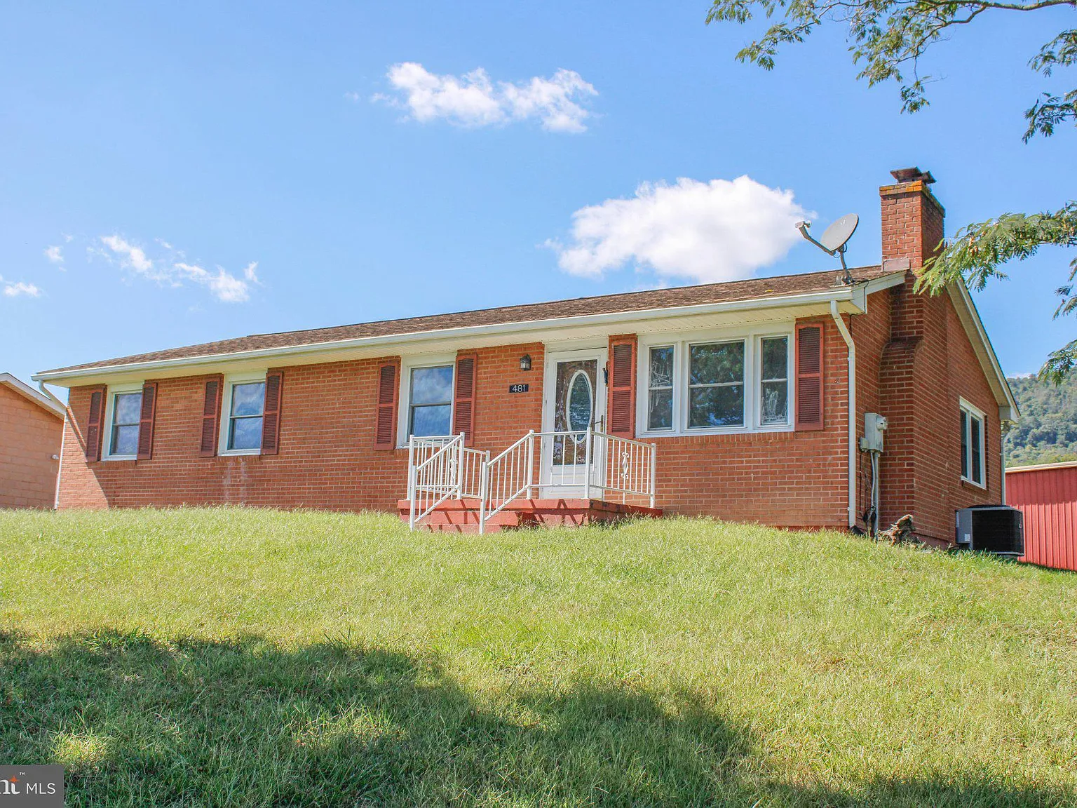 3 bed, 1.0 bath, 1434 sqft, $1,800 — Photo 2