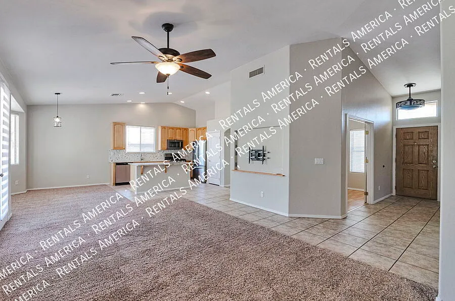 Beautifully Maintained 4-bedroom, 2-bathroom Oro Valley Home — Photo 3