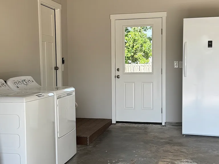 Garage w/outdoor access, washer & dryer, and freezer