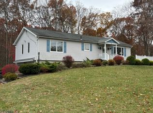 5 Park Ln, Oak Ridge, NJ 07438