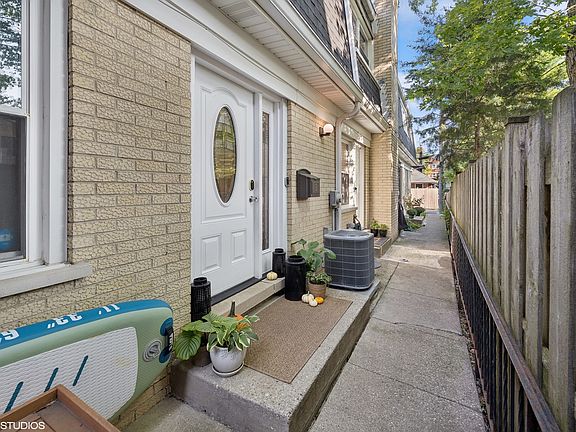 2nd image of 1410 W Sherwin Ave #B