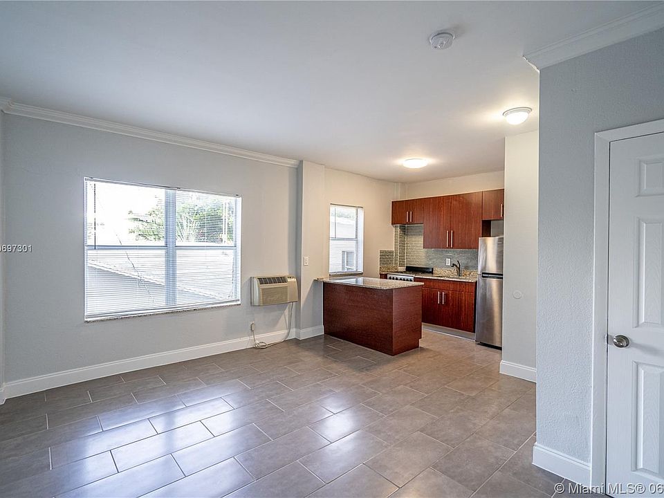 1st image of 437 NE 29th St APT 204