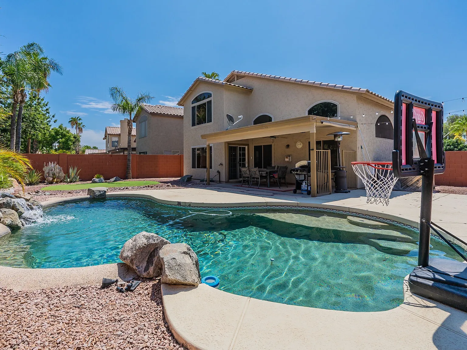 1650 E Tremaine Ave — Photo 1