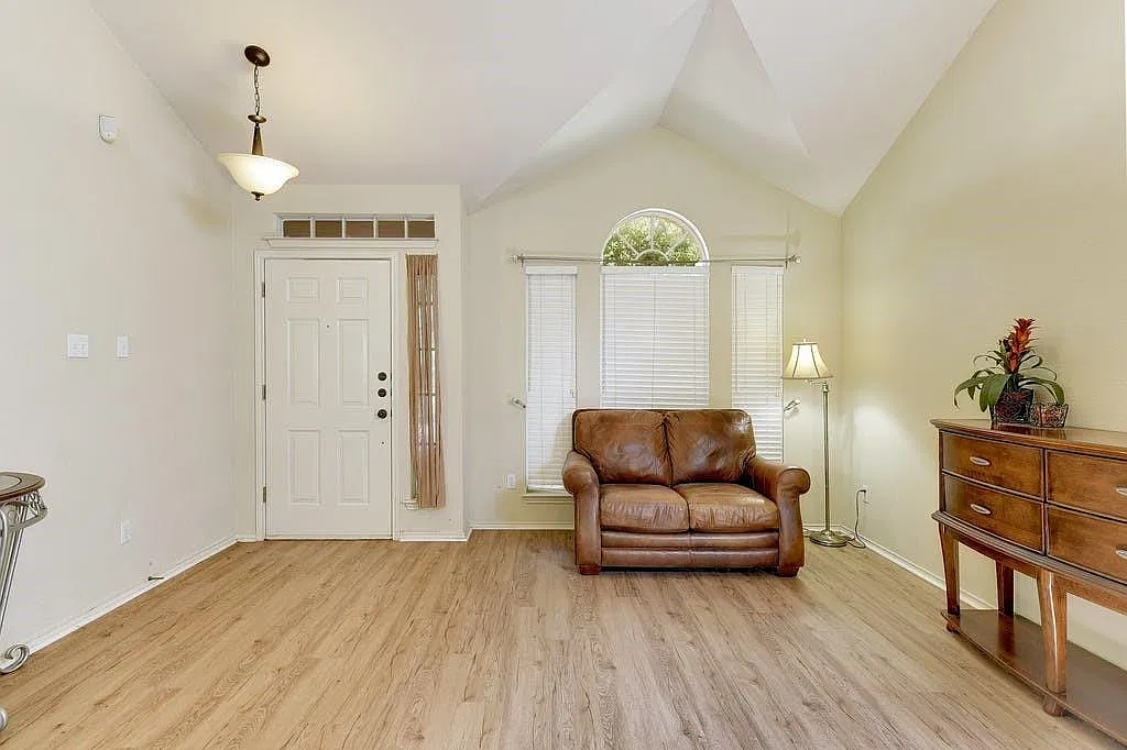 3 bed, 2.5 bath, 2038 sqft, $2,350 — Photo 4